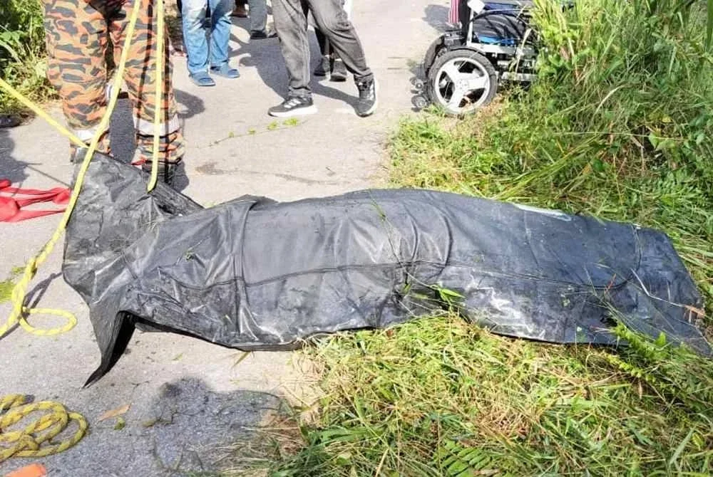 Mayat mangsa diserahkan kepada polis untuk tindakan lanjut. Foto JBPM Perak