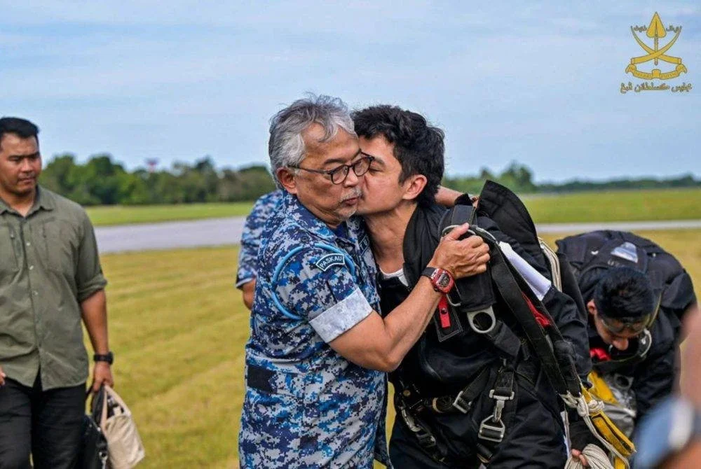 Tengku Hassanal dipeluk Al-Sultan Abdullah sejurus mendarat. Foto FB Kesultanan Pahang.