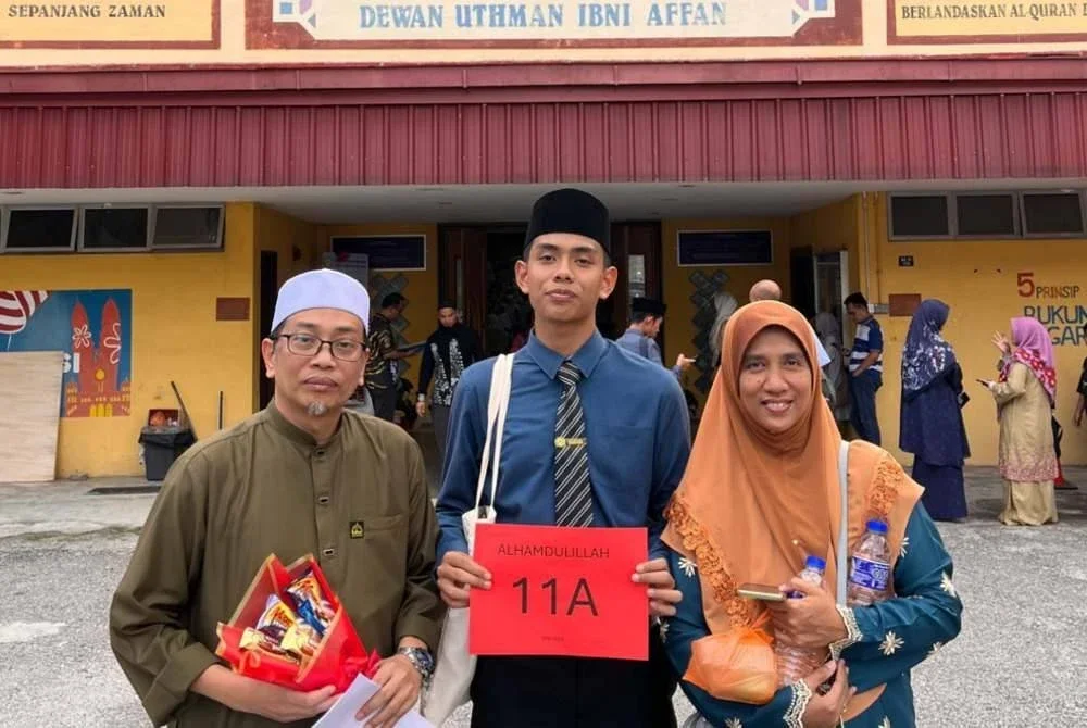 Gambar kenangan, Ahmad Deedath bersama bapanya, Allahyarham Ustaz Safri dan ibunya, Al-Rusamiah pada masa mendapat keputusan SPM 2023.