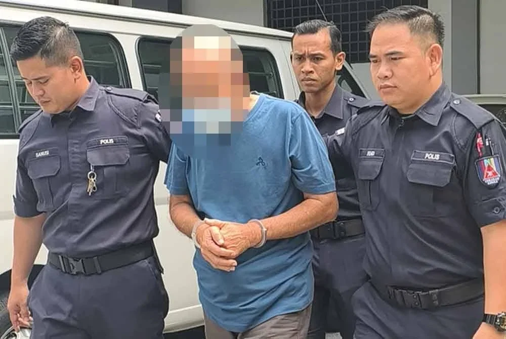 Tertuduh berusia 73 tahun dibawa polis ke mahkamah.