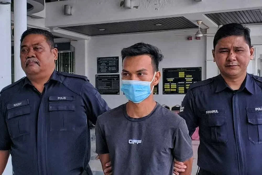 Muhamad Asyraf (tengah) didakwa merogol seorang pelajar sekolah di Mahkamah Sesyen pada Jumaat.
