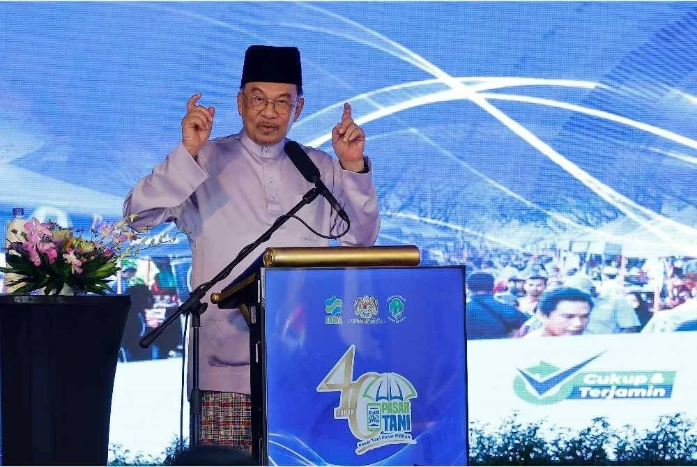 Anwar berucap di Majlis Sambutan Ulang Tahun Ke-40 Pasar Tani Peringkat Kebangsaan dan Perasmian Pasar Tani Presint 4, pada Jumaat. Foto Bernama