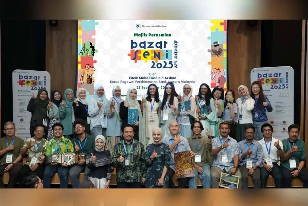 Noreen (lima dari kiri) bersama Ketua Pegawai Perkhidmatan Bank Negara Malaysia, Mohd Fuad Arshad (enam dari kiri) dan tetamu merakam kenangan sempena Majlis Perasmian Bazar Seni 2025.