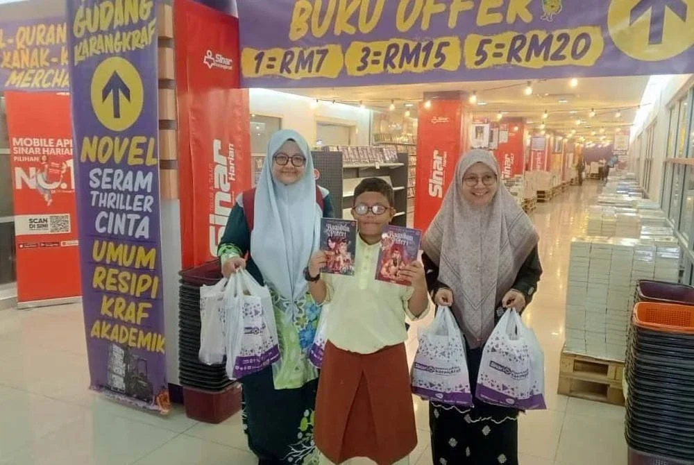 Nur Kamila dan Mastura menunjukkan sebahagian buku dibeli untuk sekolah. - Foto: SINAR HARIAN/ ASRIL ASWANDI ABD SHUKOR