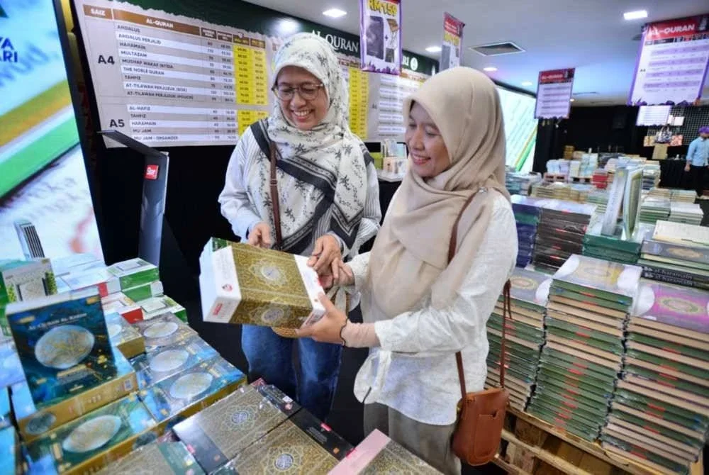Dua pengunjung memilih naskah al-Quran ingin dibeli mereka. - Foto: SINAR HARIAN/ ASRIL ASWANDI ABD SHUKOR