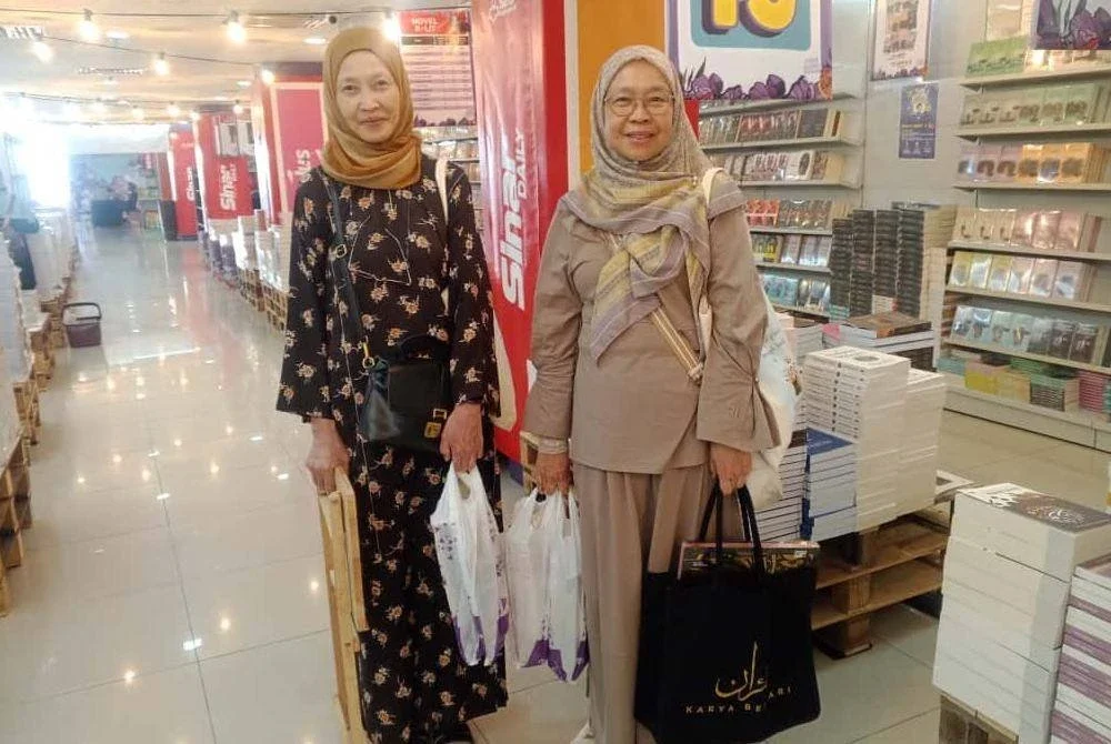 Masniah (kanan) berbelanja lebih RM500 termasuklah senaskah al-Quran untuk hantaran kahwin anaknya pada tahun depan. - Foto: SINAR HARIAN/ ASRIL ASWANDI ABD SHUKOR