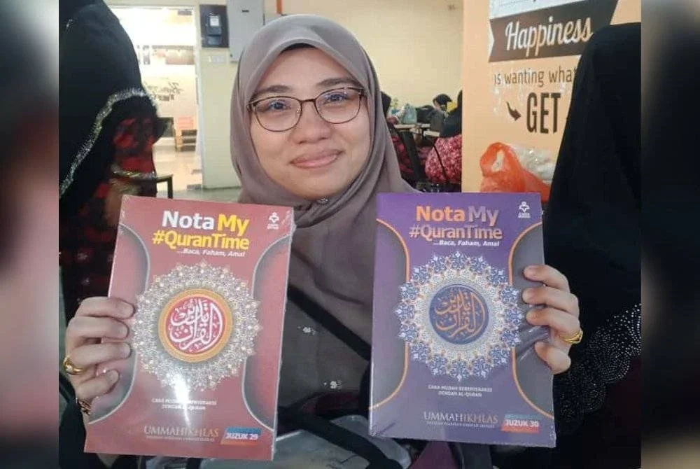 Nor Atikah menunjukkan Nota My #Qurantime Juzuk 29 dan Nota My #Qurantime Juzuk 30 dibeli ketika Jualan Gudang Karangkraf 2025. - Foto: SINAR HARIAN/ ASRIL ASWANDI ABD SHUKOR