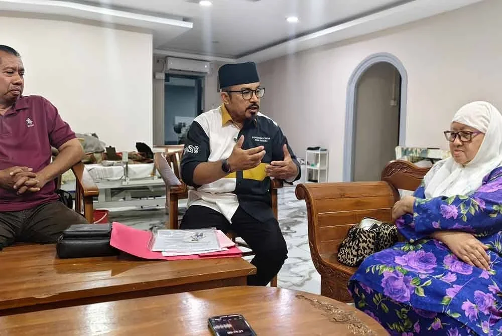 Ros Mayzar hadir ke rumah Shamsul Baharin (kiri) bagi menceritakan masalah yang dihadapi bersama Zulkifli (tengah).