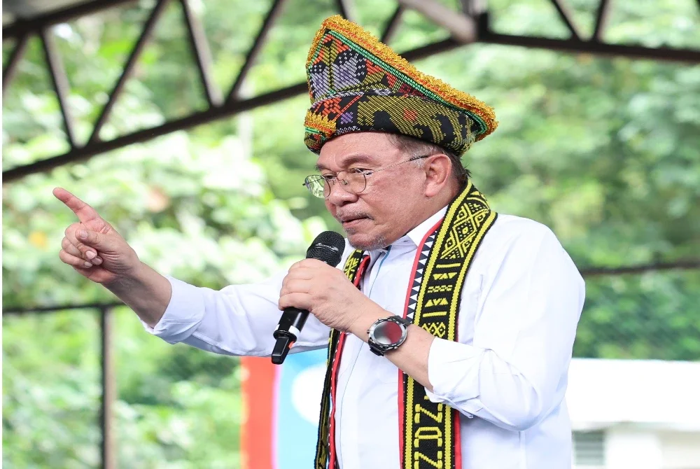 Perdana Menteri, Datuk Seri Anwar Ibrahim berucap pada Program Rapat Umum dan Himpunan KEADILAN Sempena 27 Tahun Refomasi di Dewan Pisompuruan Kampung Kobuni Inanam hari ini. - Foto Bernama
