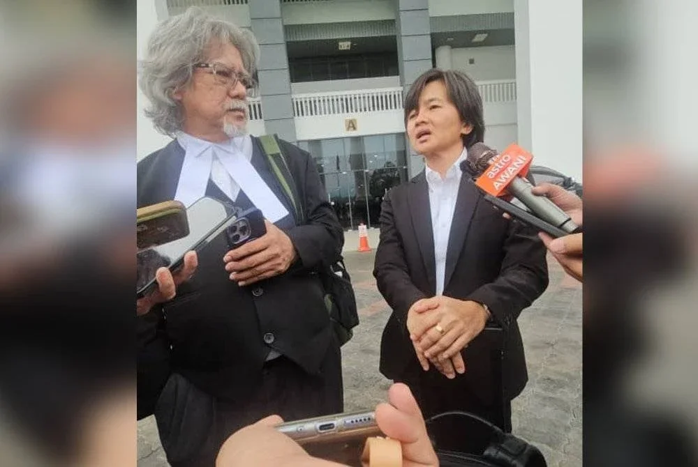 Joan bersama Ram ketika ditemui pemberita di pekarangan Kompleks Mahkamah Kota Kinabalu.