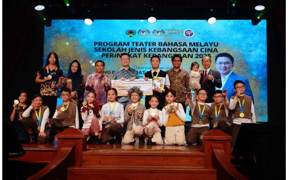 Kah Woh, (empat, kiri), Mohd Radzi (dua, kanan) bergambar dengan pemenang pada Majlis Perasmian Penutupan Program Teater Bahasa Melayu SJKC Peringkat Kebangsaan 2025 yang diadakan di DBP pada Khamis.