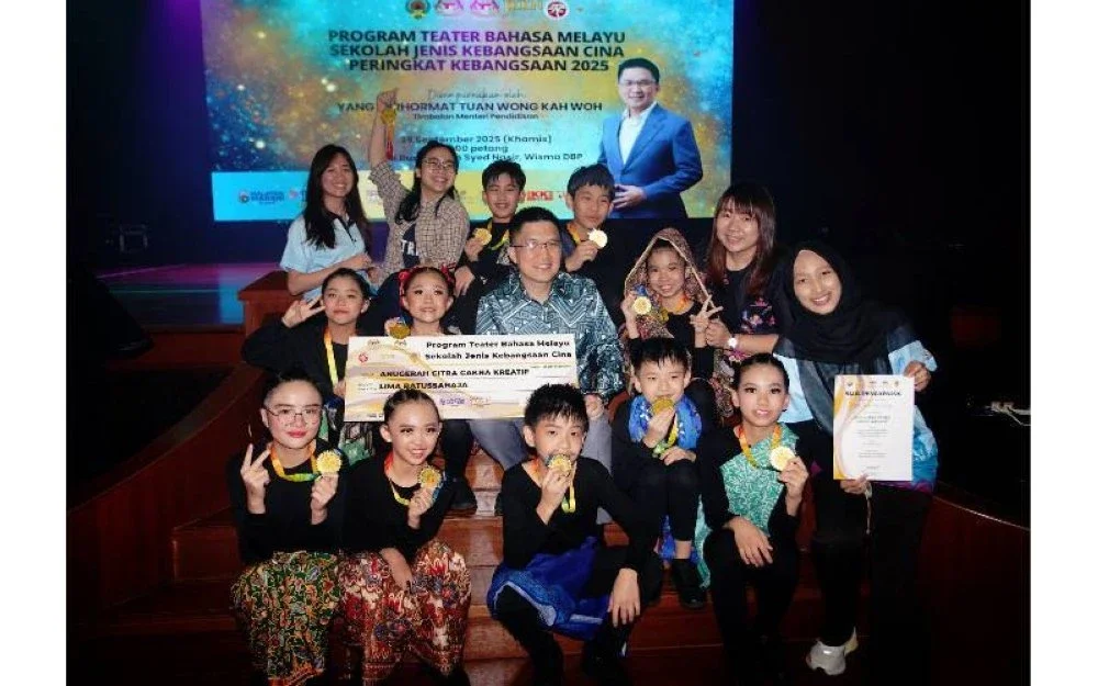 Kah Woh (tengah) bergambar bersama pemenang pada Majlis Perasmian Penutupan Program Teater Bahasa Melayu SJKC Peringkat Kebangsaan 2025 yang diadakan di DBP pada Khamis.