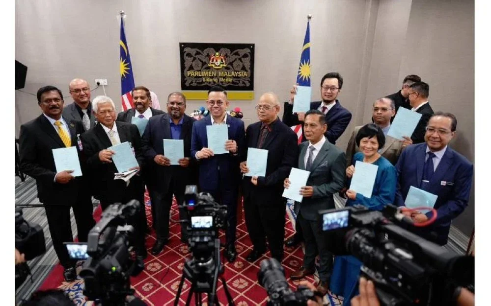 Steven Sim (tengah) selepas sidang media berkenaan Rang Undang-Undang Gig di Parlimen Malaysia.