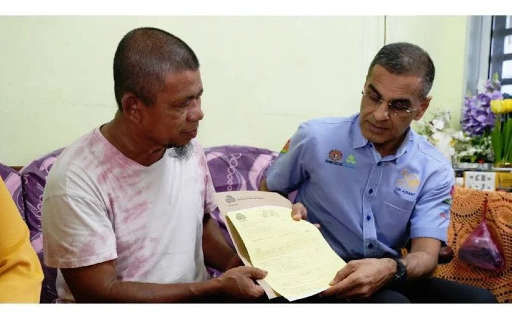 Ketua Pegawai Eksekutif Kumpulan PERKESO, Datuk Seri Dr Mohammed Azman menyampaikan sumbangan kepada waris penghantar makanan nahas Elmina, Muhammad Hafiz Muhamad Salleh.