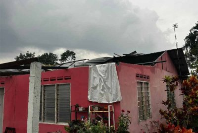 Bumbung rumah Rohayah di Kampung Makam, Kota Tinggi tercabut dipukul angin ribut dalam kejadian petang Khamis.