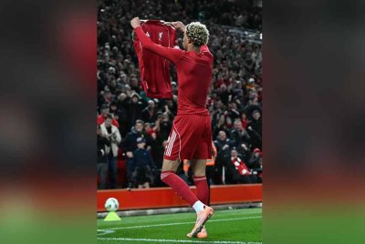 Ekitike dilayangkan kad kuning kedua kerana membuka jersi ketika meraikan jaringan kemenangan lewat perlawanan. - Foto: AFP