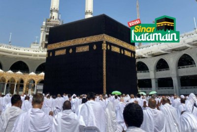 MEMBANTU jemaah lain yang memerlukan melalui khidmat juga dianggap sedekah. Foto Canva