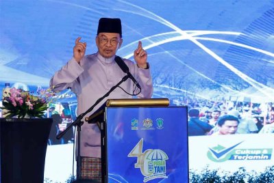 Anwar menyampaikan ucapan pada Majlis Sambutan Ulang Tahun Pasar Tani ke-40 Peringkat Kebangsaan dan Perasmian Pasar Tani Putrajaya, pada Jumaat. Foto Bernama