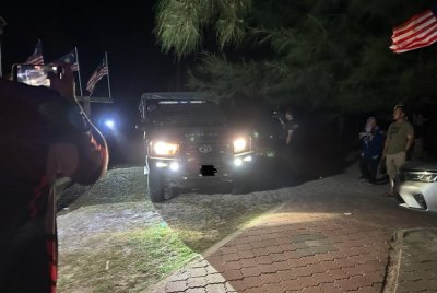 Kenderaan polis yang membawa mayat suspek dari Pantai Melawi ke hospital. Foto: SINAR HARIAN/ADILA SHARINNI WAHID