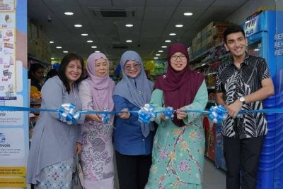Anfaal (dua dari kanan) dan Shaakir (kanan) memotong riben sebagai simbolik Majlis Perasmian Pembukaan Mydin Mart Olak Lempit, pada Jumaat.