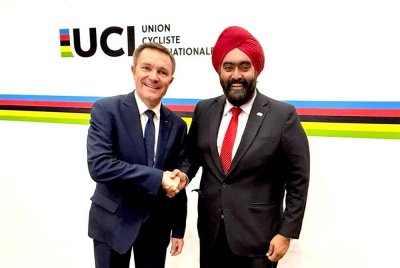 Amarjit menerima ucapan tahniah daripada Lappartient.