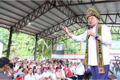 Perdana Menteri, Datuk Seri Anwar Ibrahim berucap pada Program Rapat Umum dan Himpunan KEADILAN Sempena 27 Tahun Refomasi di Dewan Pisompuruan Kampung Kobuni Inanam hari ini. - Bernama 