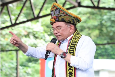 Perdana Menteri, Datuk Seri Anwar Ibrahim berucap pada Program Rapat Umum dan Himpunan KEADILAN Sempena 27 Tahun Refomasi di Dewan Pisompuruan Kampung Kobuni Inanam hari ini. - Foto Bernama
