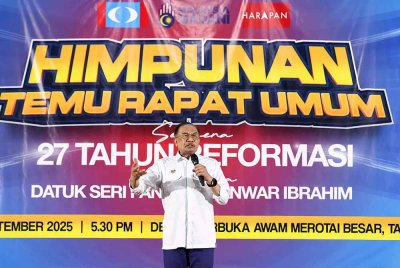 Perdana Menteri yang juga Presiden Parti Keadilan Rakyat (PKR) Datuk Seri Anwar Ibrahim berucap pada Himpunan Temu Rapat Umum Sempena 27 Tahun Reformasi di Dewan Terbuka Awam Merotai Besar malam ini. Foto Bernama