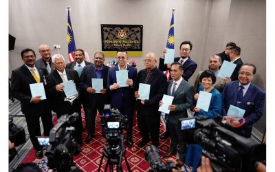 Steven Sim (tengah) selepas sidang media berkenaan Rang Undang-Undang Gig di Parlimen Malaysia.