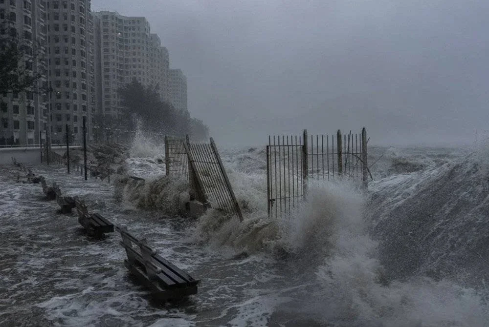 Ombak besar menghempas pesisir kawasan Heng Fa Chuen, Hong Kong, ketika taufan Ragasa membadai.