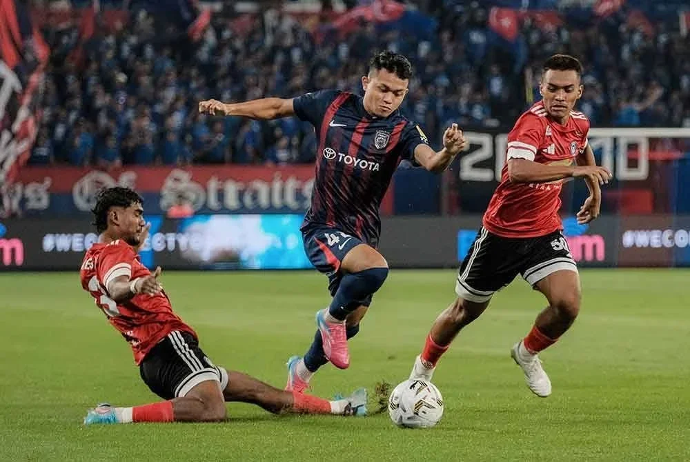 Arif Aiman (tengah) menggegar Asia apabila tersenarai dalam Anugerah Pemain Terbaik AFC 2025.