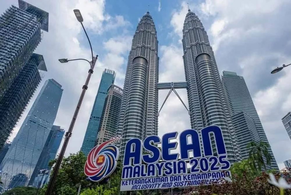 Bagi rakyat Malaysia, kejayaan ASEAN bukanlah satu konsep abstrak — selama ini ia telah diterjemahkan kepada keberhasilan yang nyata seperti pekerjaan, pelaburan dan pelbagai peluang. - Gambar hiasan