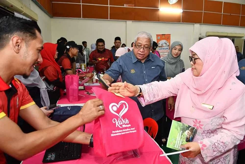 Ismail (tengah) ketika Program Nadi Aspirasi Nasional Bersama Anak Muda (NANBA) yang berlangsung di Dewan Serbaguna Taman Sentosa, Klang, Selangor pada 21 September lalu.