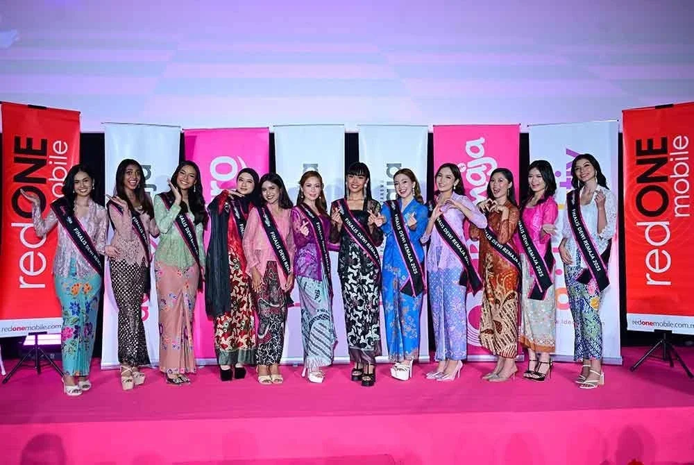 Seramai 12 finalis Dewi Remaja 2025 dengan pelbagai personaliti dan latar belakang menarik. FOTO: Nu Ideaktiv