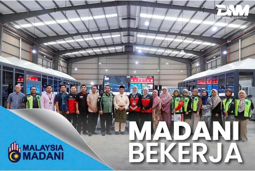 Mohd Na’im (10 dari kanan) bergambar ketika mengadakan kunjungan ke Command Centre Sumud Nusantara di ibu pejabat Majlis Perundingan Pertubuhan Islam Malaysia (Mapim).