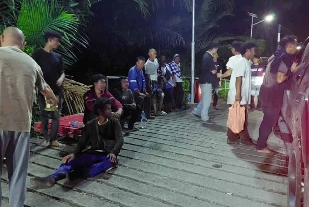 Enam mangsa berjaya menyelamatkan diri dengan berenang ke tebing sungai selepas sebuah sampan yang membawa 10 pekerja karam ketika menyeberangi Sungai Krian. Foto ihsan JBPM