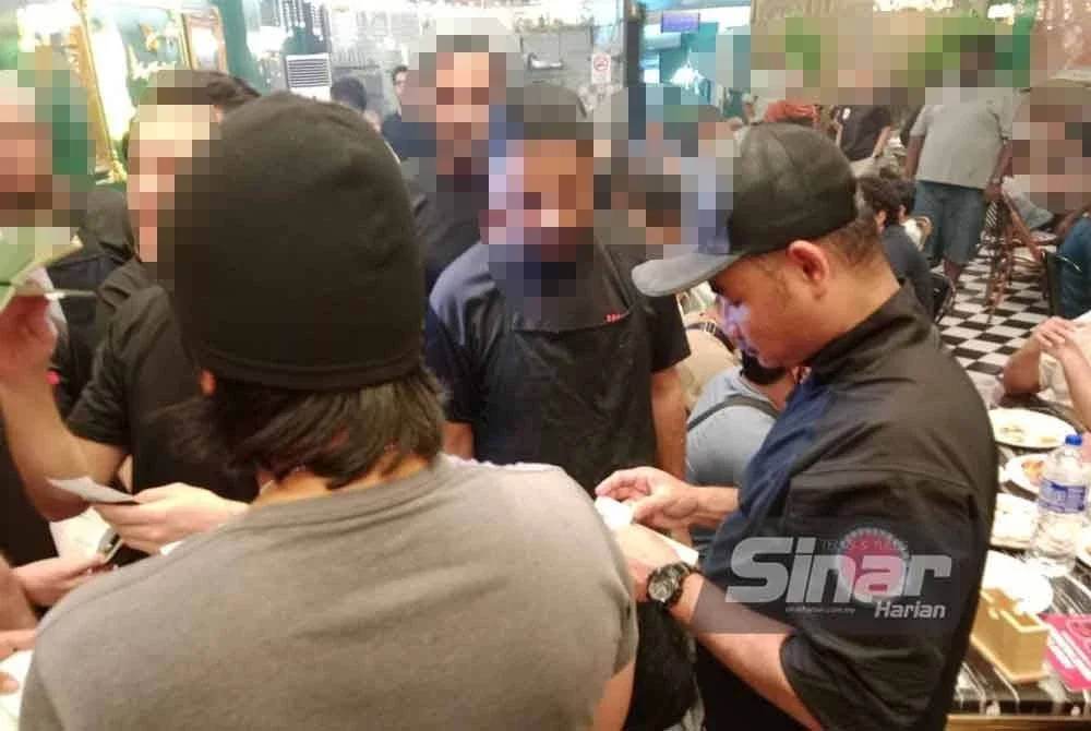 Kawasan di Jalan Sultan Azlan Shah menjadi tumpuan pelancong kerana terdapat banyak restoran yang menawarkan aneka makanan, terutamanya hidangan Pakistan.