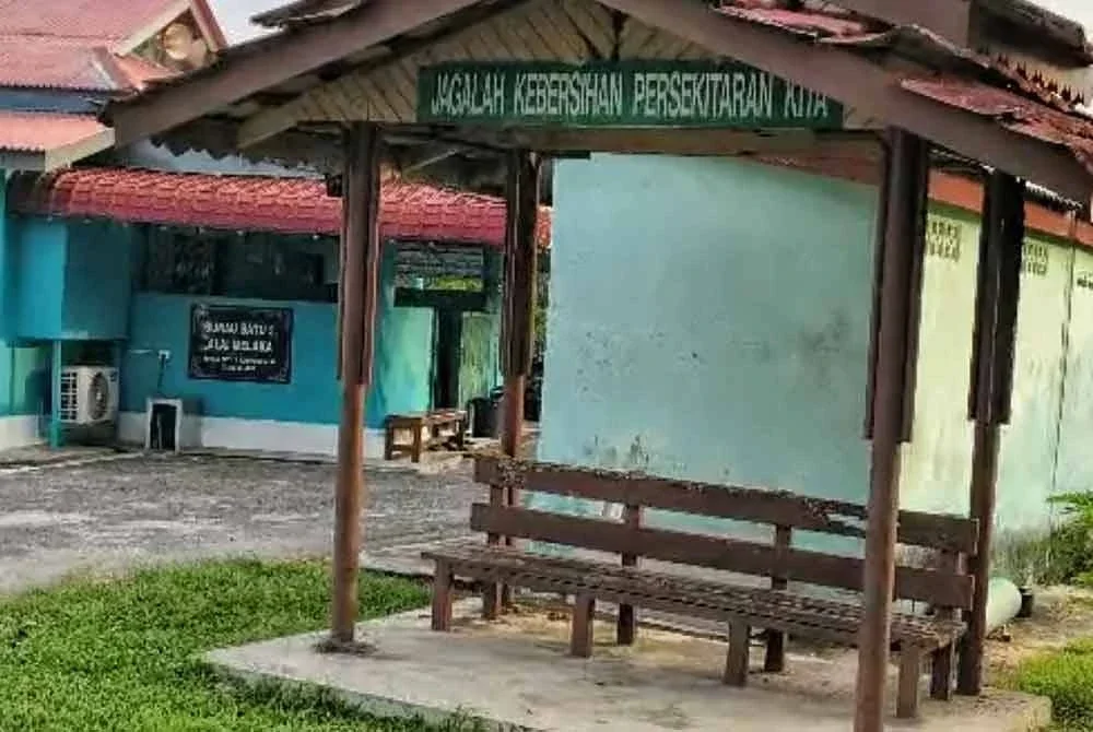 Seorang bayi lelaki ditemui dalam kotak di pondok menunggu bas itu di hadapan Surau Batu 5, Alai pada malam Jumaat.