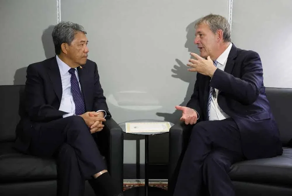 Mohamad (kiri) menerima kunjungan hormat daripada Pesuruhjaya Agung Agensi Bangsa-Bangsa Bersatu bagi Pelarian Palestin (UNRWA), Philippe Lazzarini di sela-sela sesi ke-80 UNGA pada Jumaat. Foto Bernama