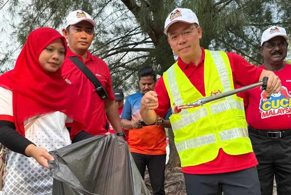 Kor Ming turut serta gotong-royong membersihkan persekitaran Pantai Cahaya Negeri pada Majlis Pelancaran Hari Cuci Malaysia.