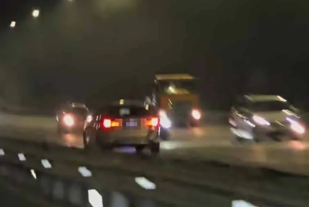 Rakaman video tular memaparkan sebuah kereta yang dipandu seorang lelaki warga emas melawan arus di lebuh raya di sini pada Jumaat.