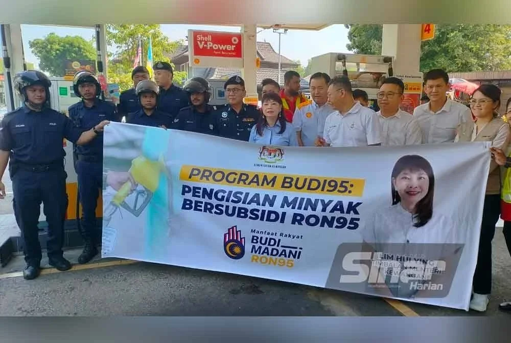 Pelancaran Program BUDI95 di Stesen Shell Jalan Masjid Negeri , George Town pada Sabtu.