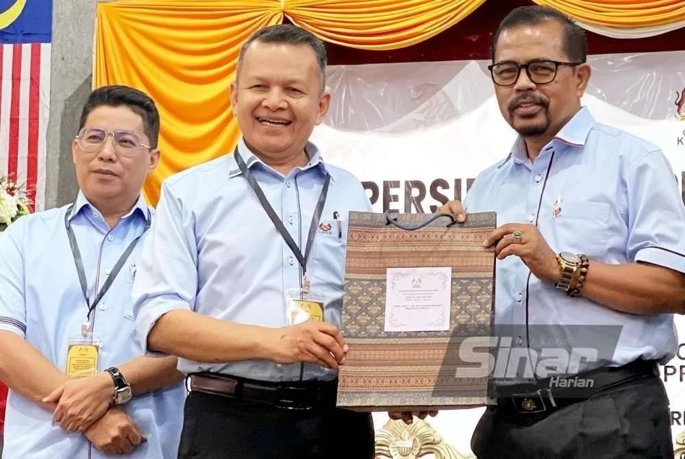 Adnan (kanan) semasa hadir merasmikan merasmikan Persidangan Perwakilan Tritahunan Cuepacs Kelantan di Insitut Pendidikan Guru (IPG), Pengkalan Chepa di Kota Bharu pada Sabtu. Foto SINAR HARIAN/HAZELEN LIANA KAMARUDIN