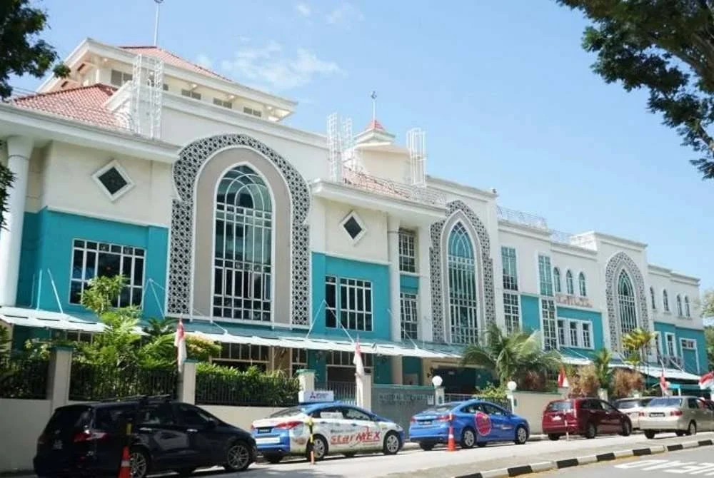 Kiriman itu mencetuskan langkah pemindahan segera selain pakar bahan berbahaya daripada Angkatan Pertahanan Awam (SCFD) dikerahkan ke masjid berkenaan. Foto Agensi