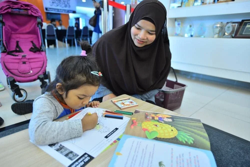 Pertandingan mewarna diadakan di Jualan Gudang Karangkraf.
