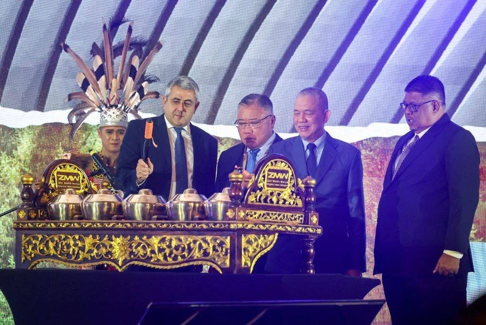Fadillah Yusof (dua, kanan) bersama Setiausaha Agung Pertubuhan Pelancongan Dunia Pertubuhan Bangsa-Bangsa Bersatu (UNWTO), Zurab Pololikashvili (kiri) memukul gamelan sebagai gimik perasmian Hari Pelancongan Sedunia 2025 (WTD2025) di Banda Hilir, pada Sabtu. Foto Bernama 