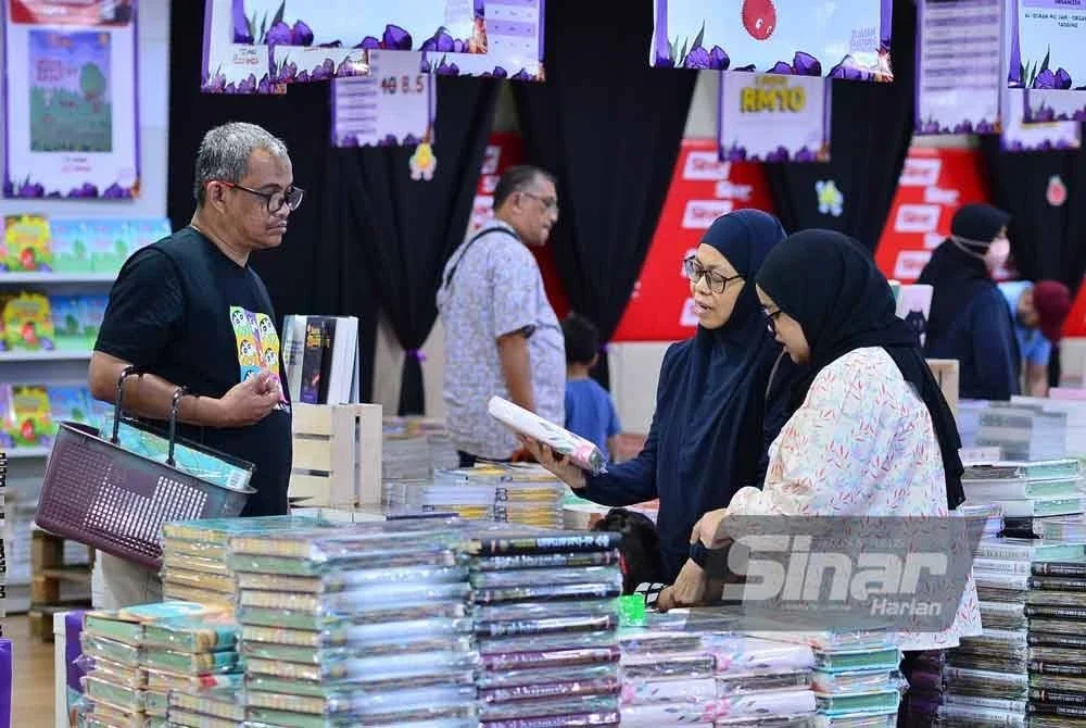 Orang ramai mengunjungi Jualan Gudang Karangkraf.