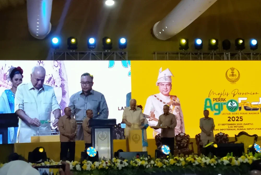 Sultan Nazrin menyempurnakan Majlis Perasmian Perak Agrofest 2025 di Ladang Infoternak, Sungai Siput pada Sabtu.