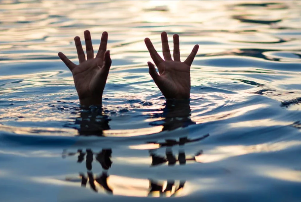 Seorang daripada empat lelaki yang hilang selepas sampan yang membawa 10 penumpang karam ketika menyeberangi Sungai Krian berhampiran Feri Kaba, Saratok, semalam ditemukan lemas pada Sabtu. Foto hiasan