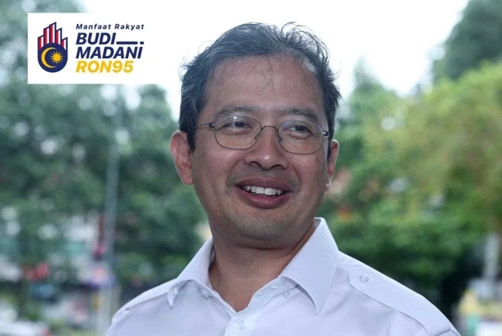 Johan bercakap pada sidang media selepas menyaksikan pengisian petrol RON95 bersubsidi di Stesen Minyak Petron TTDI pada harga RM1.99 seliter berbanding harga pasaran semasa RM2.05 seliter, menerusi inisiatif BUDI MADANI RON95 (BUDI95) yang bermula pada Sabtu. Foto Bernama